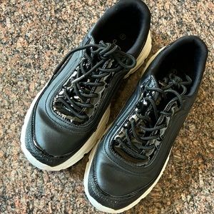 La Sheelah black women’s shoes size 9. Excellent condition